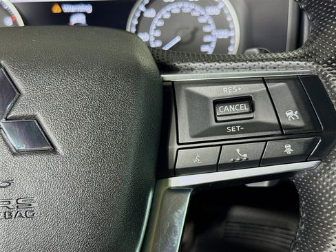 Used 2022 Mitsubishi Outlander SE image 11