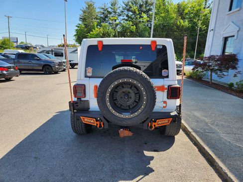 Used 2019 Jeep Wrangler Unlimited Sahara w/ Cold Weather Group AWD/4WD image 4