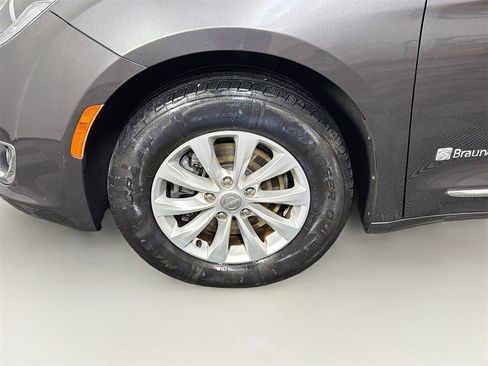 Used 2017 Chrysler Pacifica Touring-L image 32