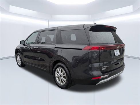 Used 2023 Kia Carnival LX image 6