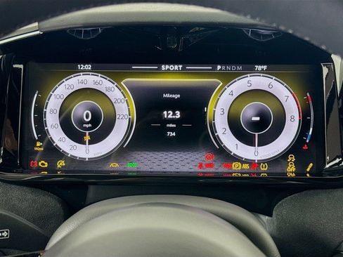 Used 2025 Aston Martin V8 Vantage Coupe RWD image 12
