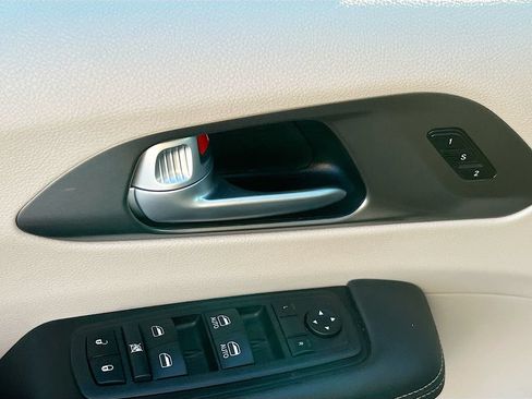 Used 2024 Chrysler Pacifica Touring-L FWD image 16