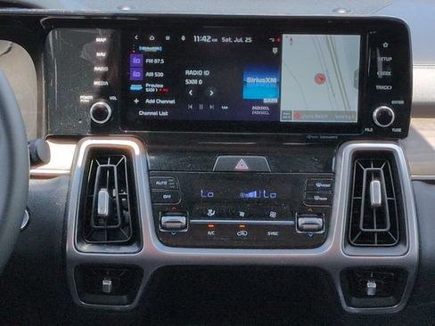 Used 2022 Kia Sorento EX w/ Panoramic Sunroof Package FWD image 18