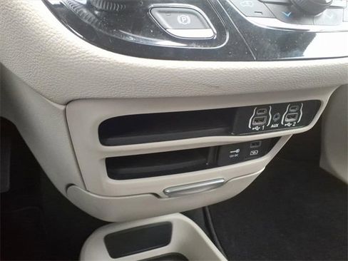 Used 2022 Chrysler Pacifica Touring-L image 17