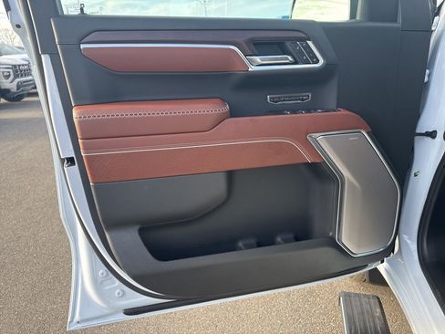 New 2026 GMC Sierra 1500 Denali Ultimate w/ LPO, Black Badging Package image 9