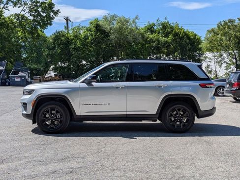Used 2025 Jeep Grand Cherokee Altitude AWD/4WD image 9