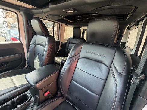 Used 2018 Jeep Wrangler Unlimited Sahara w/ LED Lighting Group AWD/4WD image 40
