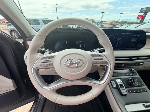 Used 2023 Hyundai Palisade Limited w/ Winter Package AWD/4WD image 13