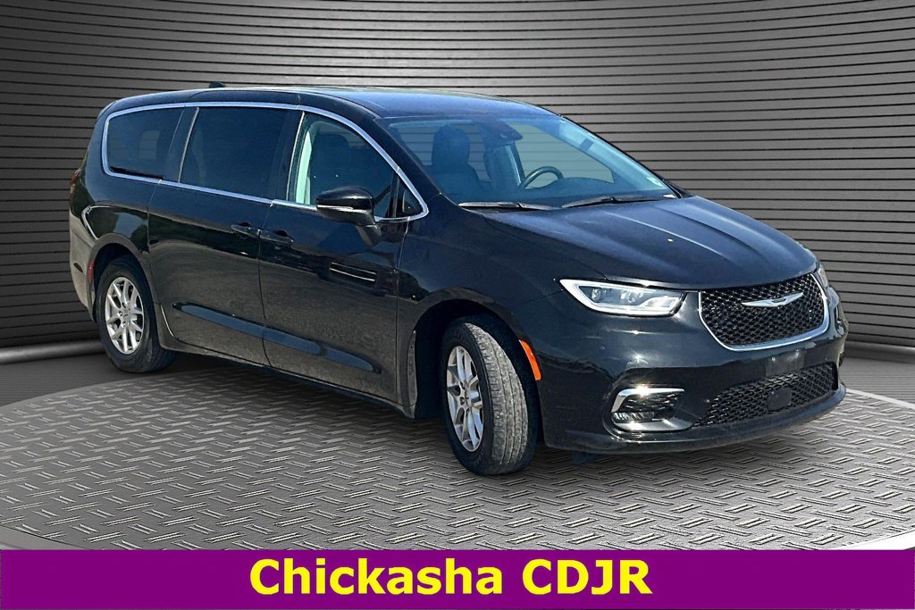 Used 2023 Chrysler Pacifica Touring-L FWD image 3