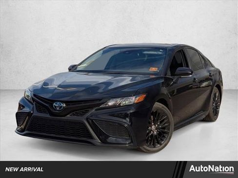 Used 2022 Toyota Camry SE image 1