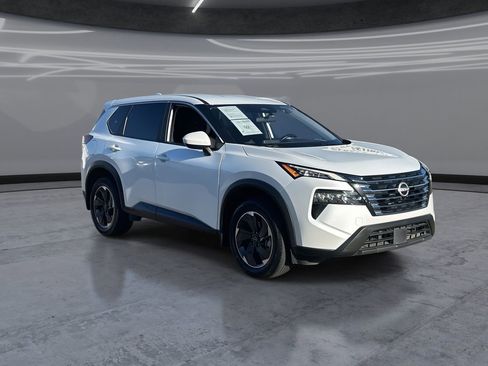 Used 2025 Nissan Rogue SV FWD image 2