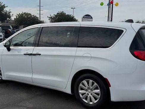 Used 2020 Chrysler Voyager L image 2
