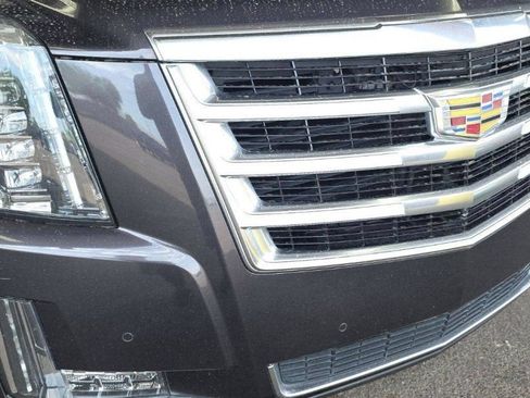 Used 2017 Cadillac Escalade Luxury AWD/4WD image 3