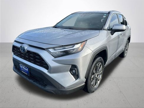 Used 2022 Toyota RAV4 XLE Premium image 2