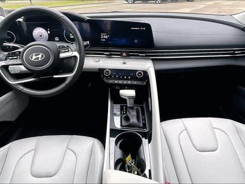 Used 2025 Hyundai Elantra Limited FWD image 12
