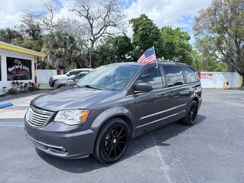 Used 2015 Chrysler Town & Country Touring image 2