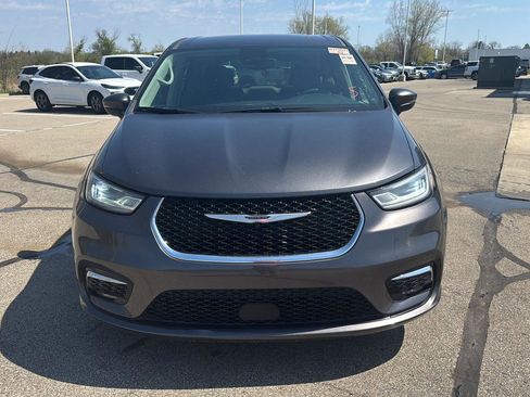 Used 2023 Chrysler Pacifica Touring-L image 8