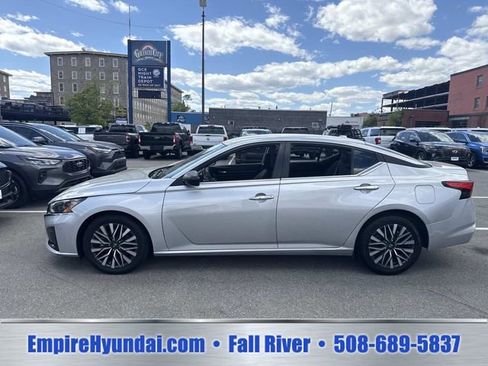 Used 2024 Nissan Altima 2.5 SV FWD image 9