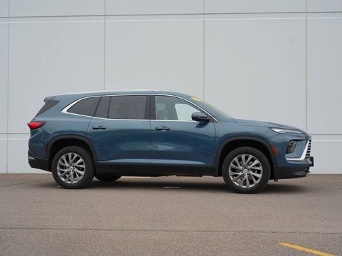 Used 2025 Buick Enclave Preferred AWD/4WD image 2
