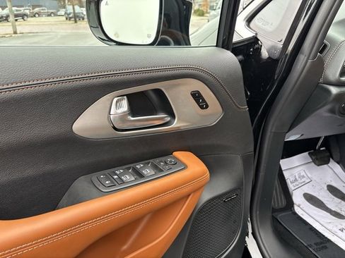 New 2026 Chrysler Pacifica Pinnacle image 12