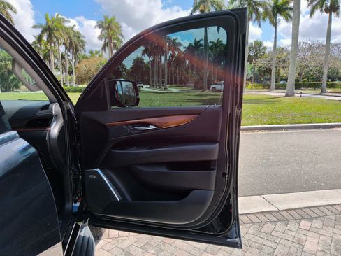 Used 2018 Cadillac Escalade Luxury image 37