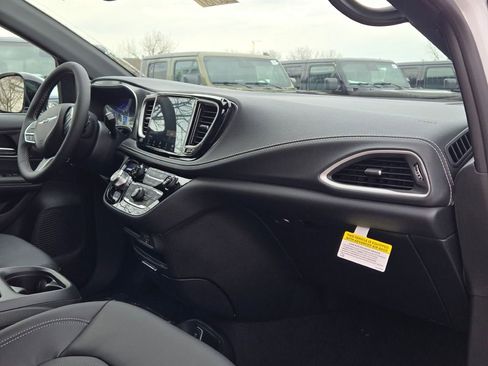 New 2026 Chrysler Pacifica Select image 8