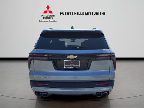 Used 2025 Chevrolet Traverse LT FWD image 6