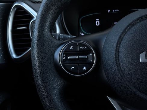 Used 2025 Kia Soul LX w/ LX Technology Package FWD image 31