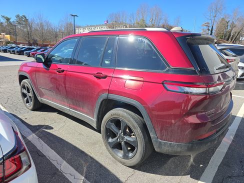 Used 2023 Jeep Grand Cherokee Altitude image 3