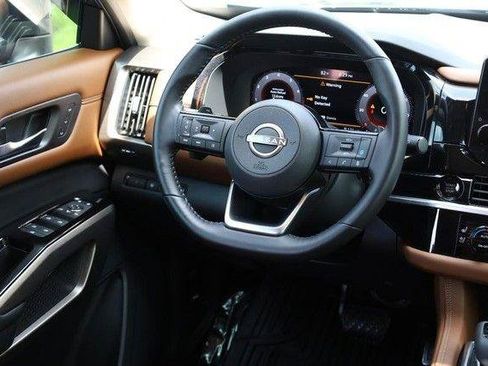 Used 2025 Nissan Pathfinder Platinum AWD/4WD image 30