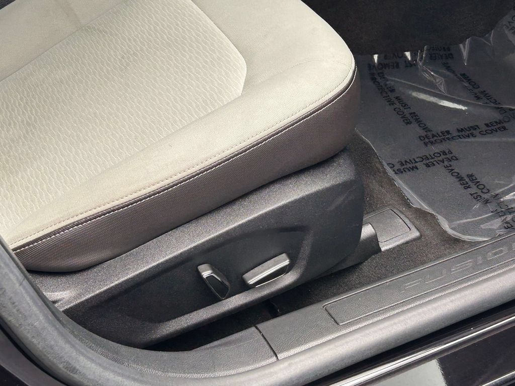 Used 2019 Ford Fusion SE w/ Equipment Group 151A FWD image 14