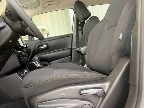 Used 2023 Jeep Renegade Latitude AWD/4WD image 20