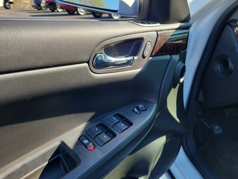 Used 2015 Chevrolet Impala LT FWD image 18