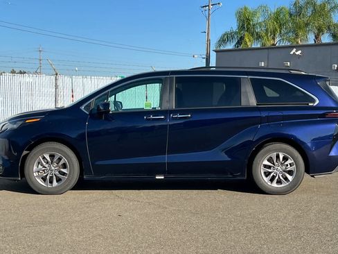 Used 2025 Toyota Sienna XLE FWD image 2