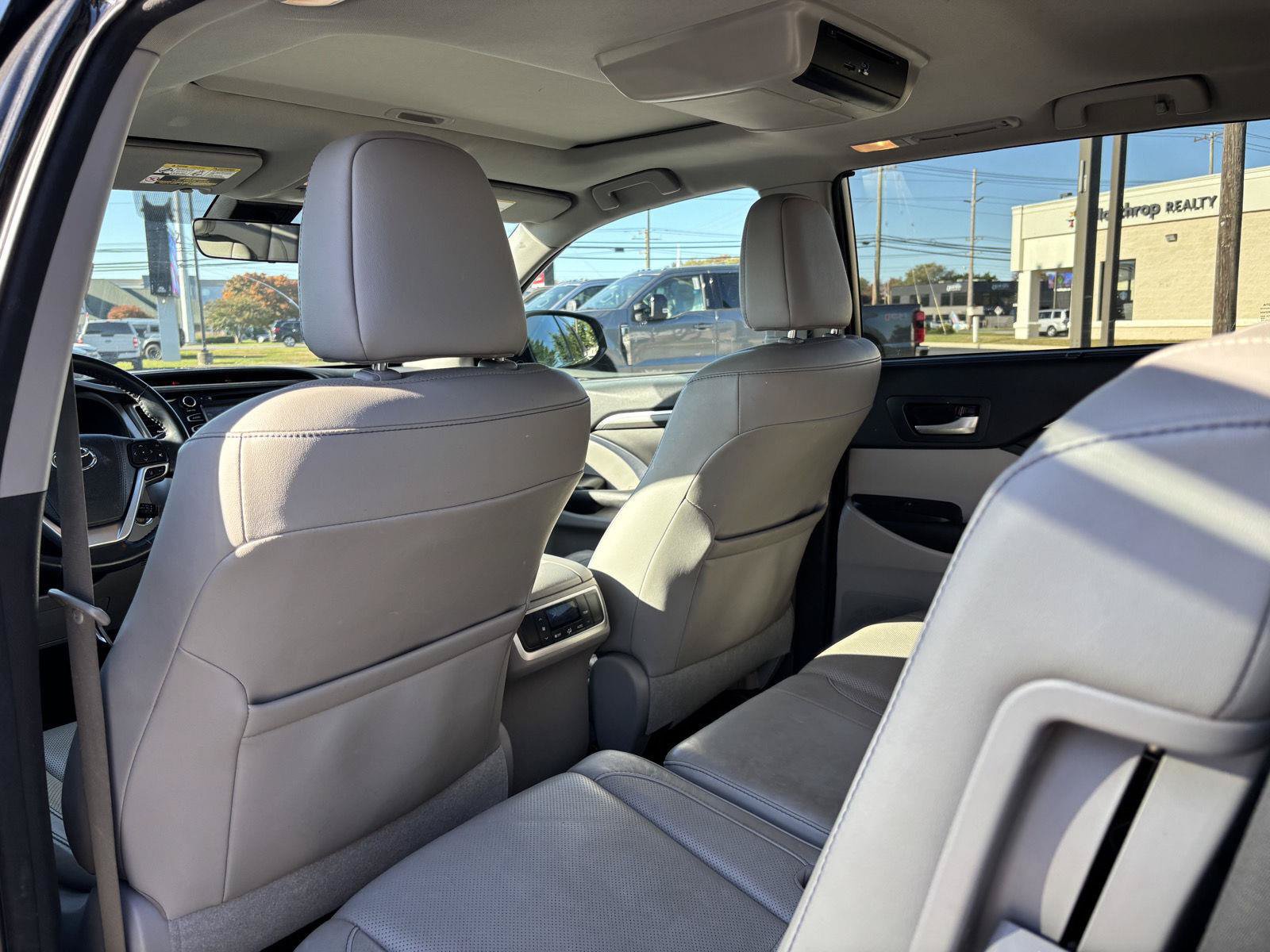 Used 2017 Toyota Highlander Limited AWD/4WD image 16