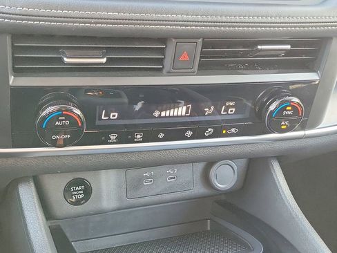 Certified 2025 Nissan Rogue SV image 27