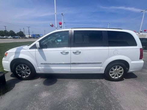Used 2016 Chrysler Town & Country Touring w/ Driver Convenience Group FWD image 9