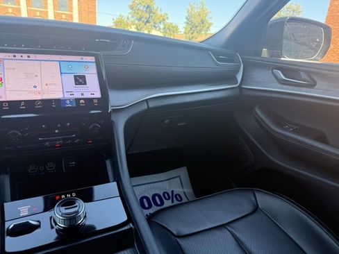 Used 2024 Jeep Grand Cherokee L Limited w/ Luxury Tech Group II image 17