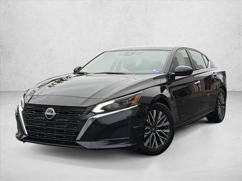 Used 2024 Nissan Altima 2.5 SV image 1