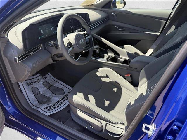 Used 2025 Hyundai Elantra Hybrid FWD image 9