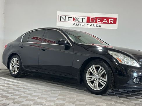 Used 2015 INFINITI Q40 w/ Moonroof Package image 2