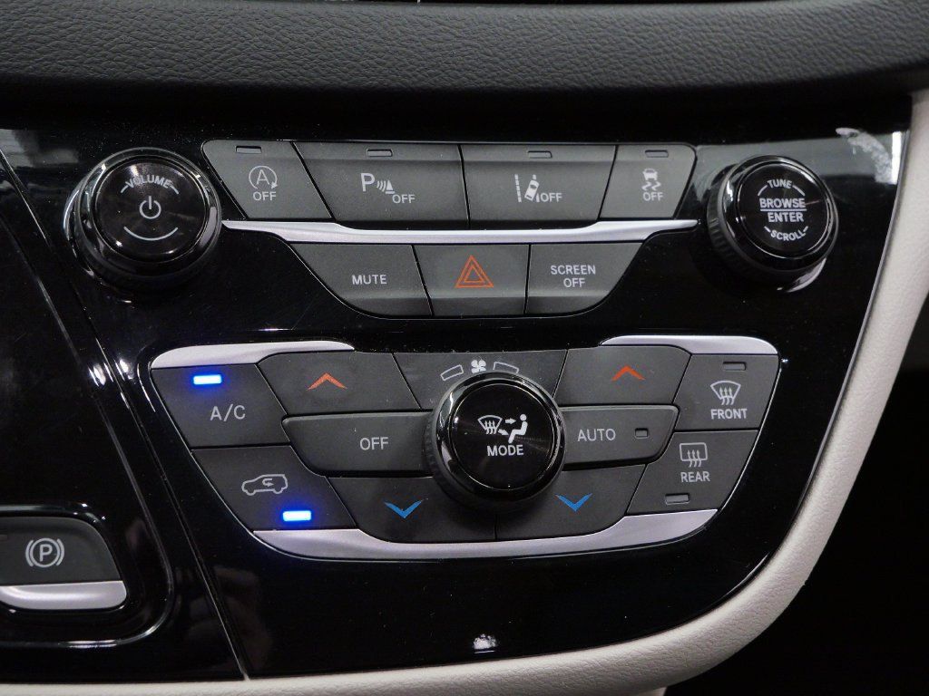 Certified 2023 Chrysler Pacifica Touring-L FWD image 25