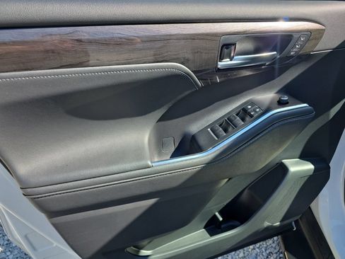 Certified 2020 Toyota Highlander Platinum AWD/4WD image 13