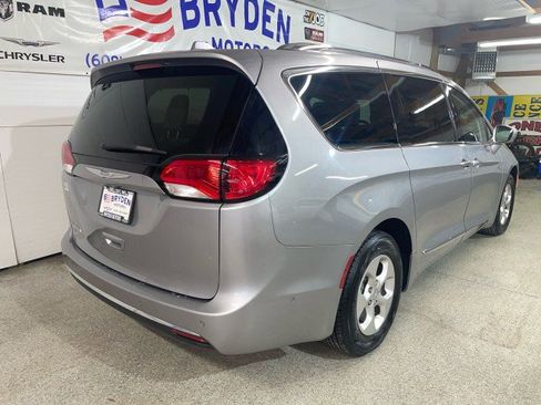 Used 2017 Chrysler Pacifica Touring-L Plus w/ Advanced Safetytec Group image 2