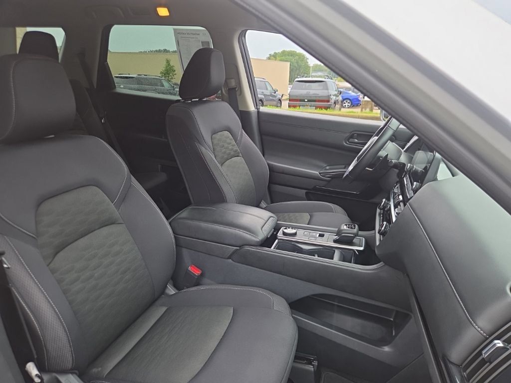 Used 2024 Nissan Pathfinder SV AWD/4WD image 19