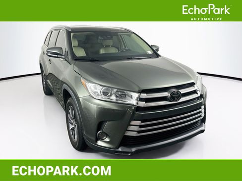Used 2019 Toyota Highlander XLE FWD image 1