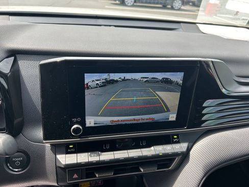 Used 2025 Toyota Camry SE image 11