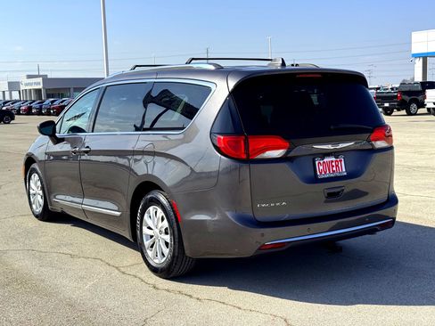 Used 2019 Chrysler Pacifica Touring-L image 8