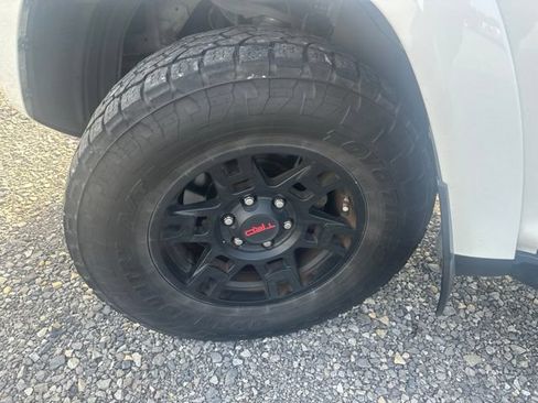 Used 2018 Toyota 4Runner TRD Off-Road Premium AWD/4WD image 7