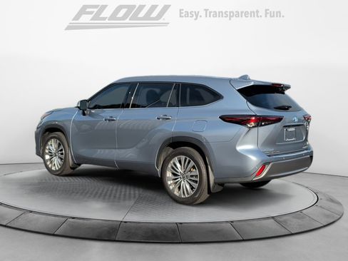 Used 2024 Toyota Highlander Platinum FWD image 6
